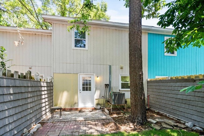 Building Photo - 715 Pine Dr