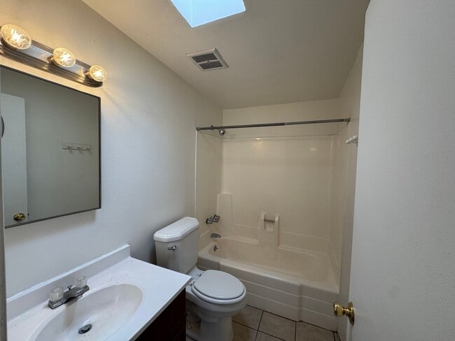 Building Photo - 2Bdm 1 Bath, Washer/Dryer Hookups, Will no last long!