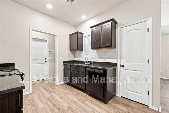 Building Photo - 404 Chalk Hill Ct