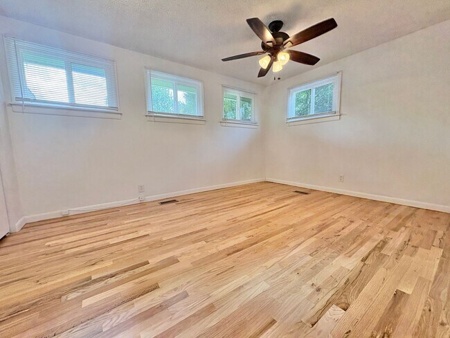Building Photo - Immaculate, Updated, & Bright Home in West...