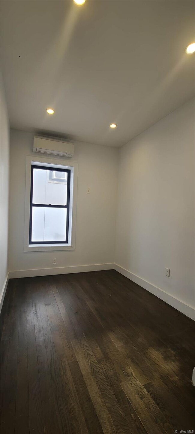 Building Photo - 548 Howard Ave