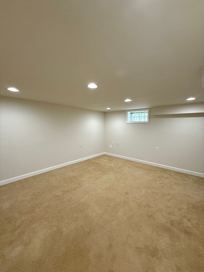 Building Photo - Bright & Spacious Home in the City
