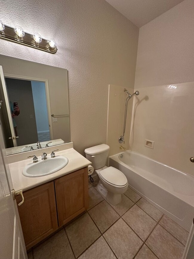 Building Photo - 2 Bed 2 Bath Plus Den In Summerset Orchard...