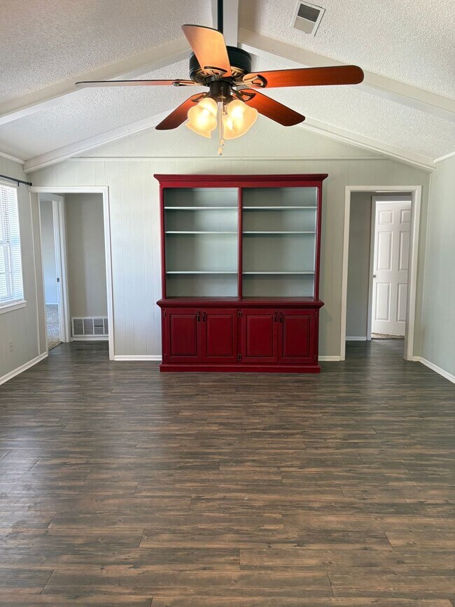 Building Photo - 4 Bed 2 Bath Remodeled Home in Miller Elementary Zone with Solar Panels