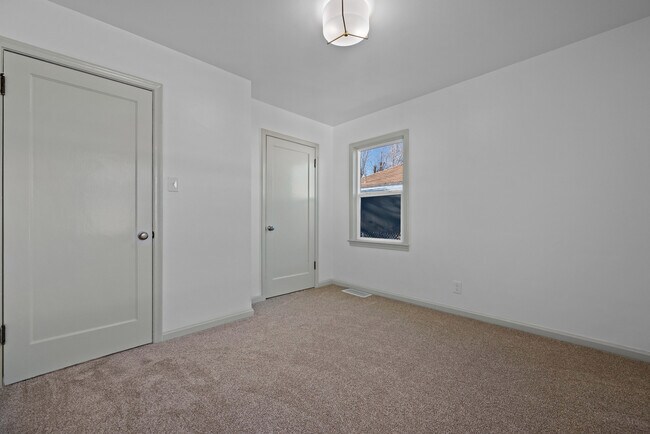 Building Photo - 840 W Montague Ave