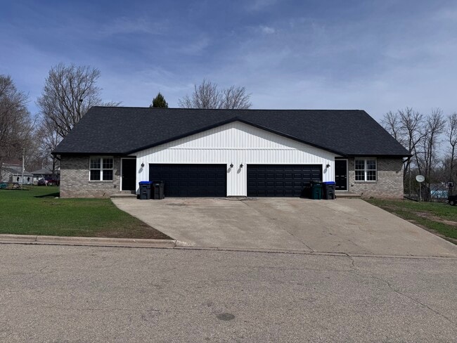 Building Photo - 627 E Pine St