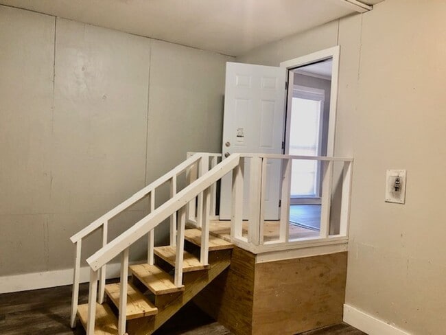 Building Photo - NEW PRICE & $300 OFF MOVE IN SPECIAL-CUTE SOUTH BOSSIER HOME-FRESH PAINT-NEW FLOORS-CLEAN