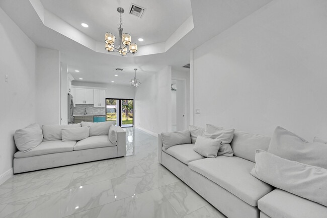 Building Photo - 6607 Deland Ave