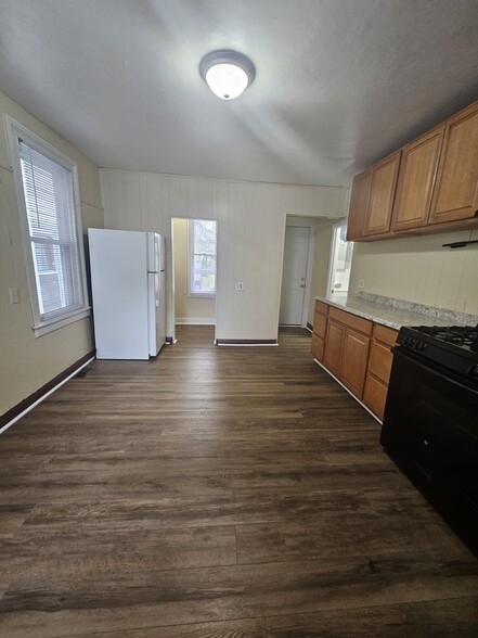 Building Photo - 34 Hallock St