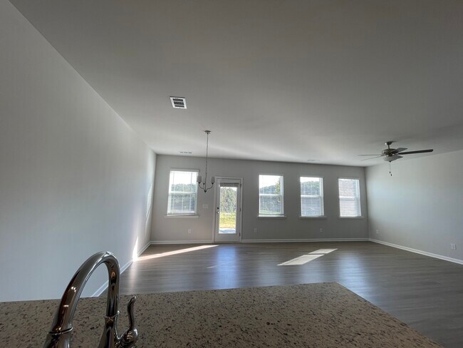 Building Photo - 112 Briarwood Dr E