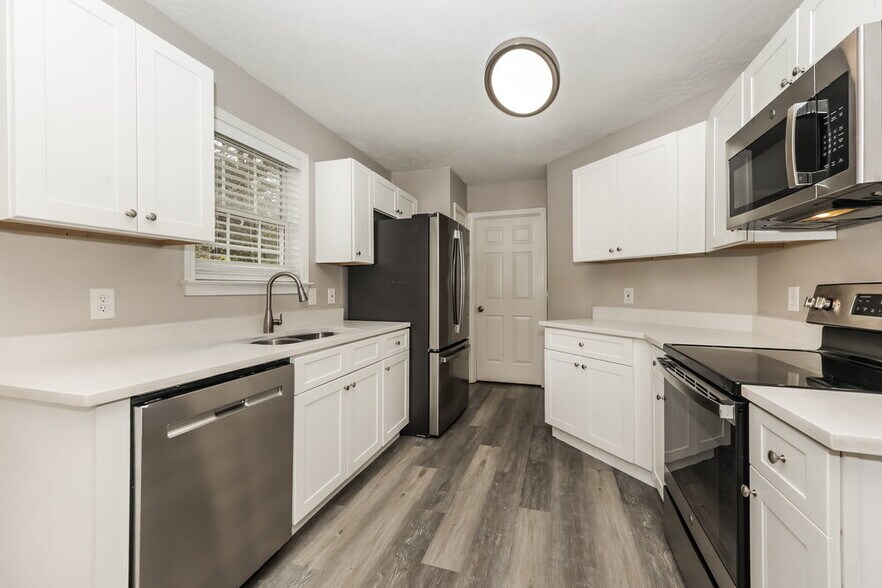 Building Photo - 1585 Ridgemont Dr