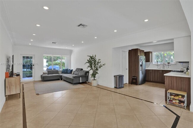 Building Photo - 2025 Alamanda Dr