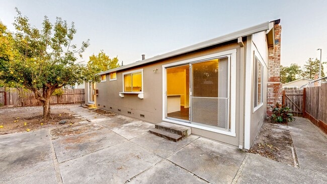 Building Photo - Bright 4 Bedroom 2 Full Bathroom Home with...