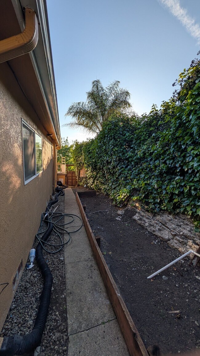 Building Photo - 9834 Lawlor St