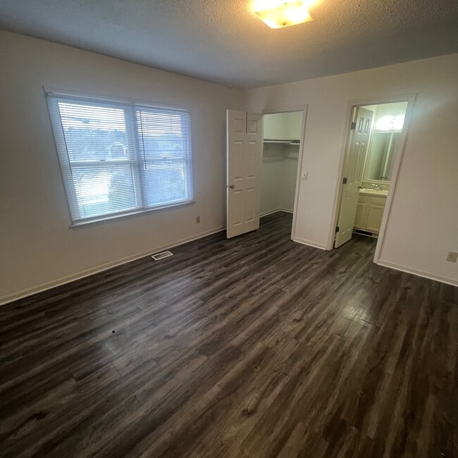 Building Photo - 2700 Thackery Rd