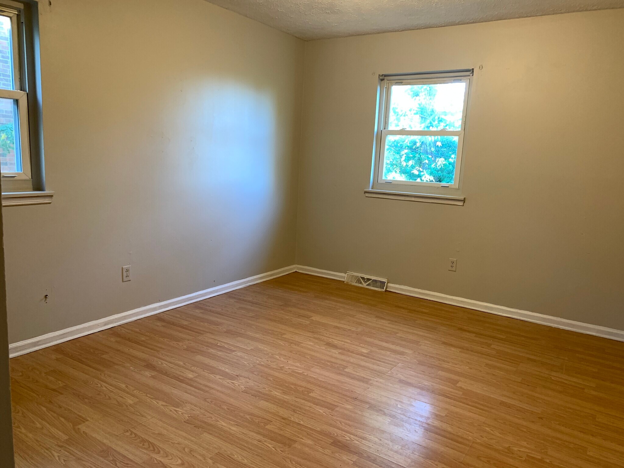Building Photo - 1368 Dix Dr