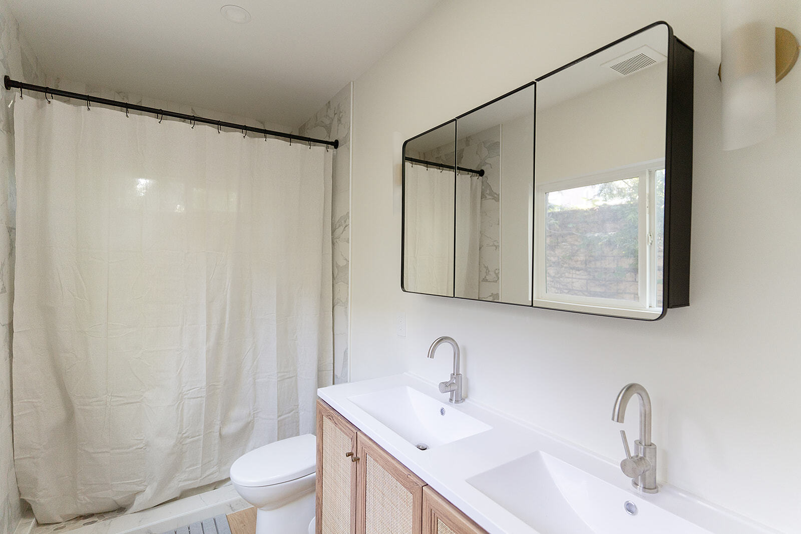 Building Photo - 2841 Los Feliz Dr