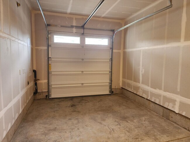 Building Photo - 3 bedroom Townhouse with Pool Access and E...