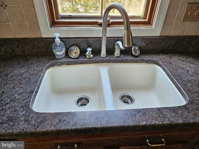 Building Photo - 242 S Sugan Rd