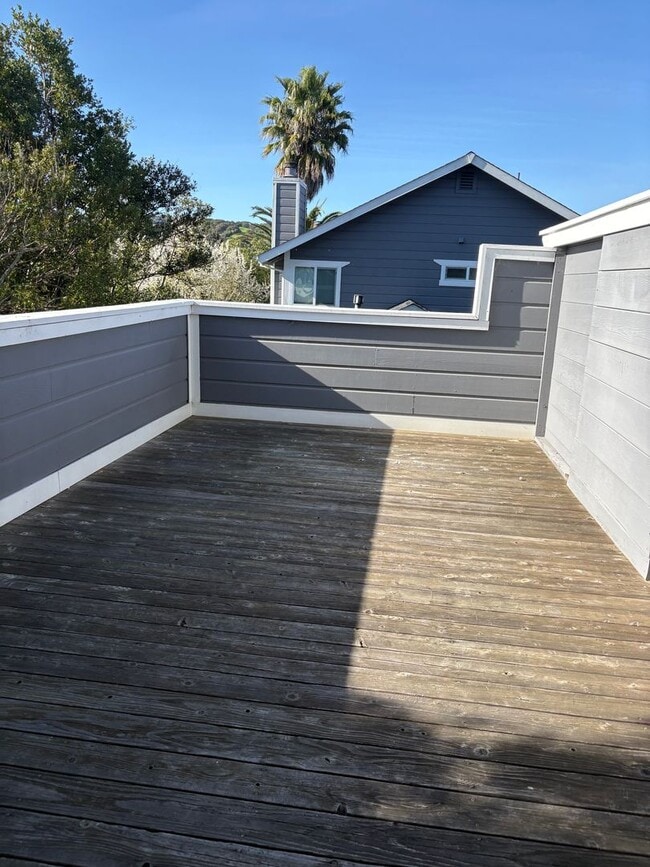 Building Photo - Great West Petaluma 2/1.5 Home - 422B Upham Street