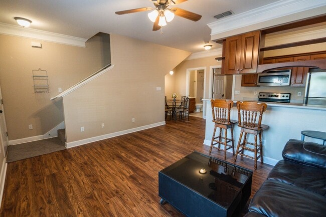 Building Photo - Super cute 3 Bedroom/3Bathroom Townhome in...