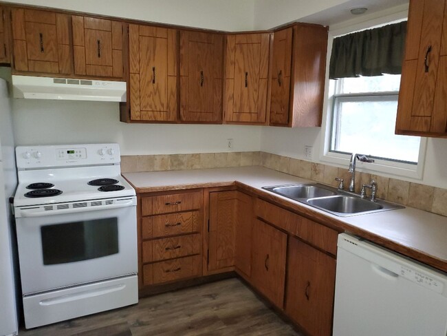 Building Photo - STUDENTS WELCOME! 4 Bed 2 Bath Single Fami...