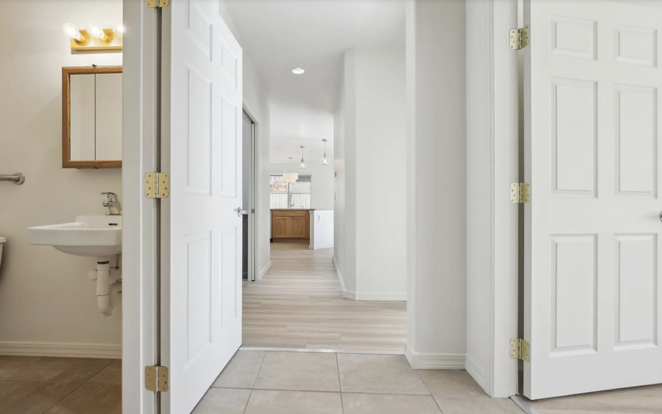 Entry Hallway - 35 Sunshine Ct