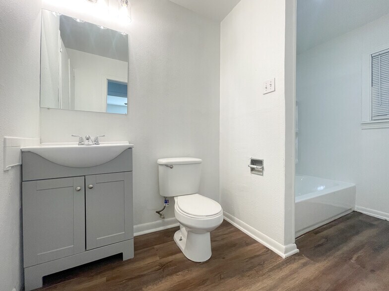 Building Photo - 3812 Pine Ave