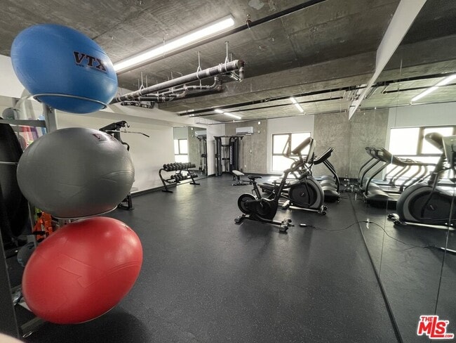 Building Photo - 904 S New Hampshire Ave