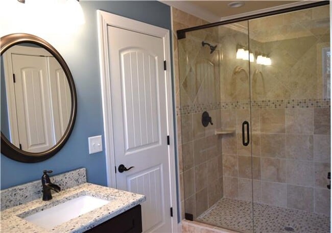 Building Photo - LIKE NEW! Extensive renovation in established Glencliff Estates