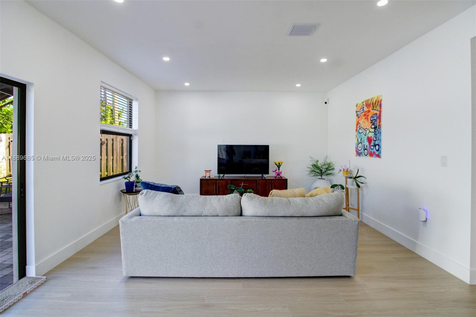 Building Photo - 21016 NE 2nd Ct