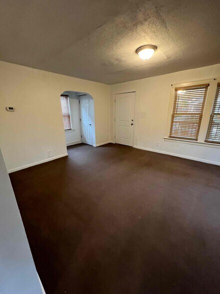 Building Photo - 400 Noble Ave