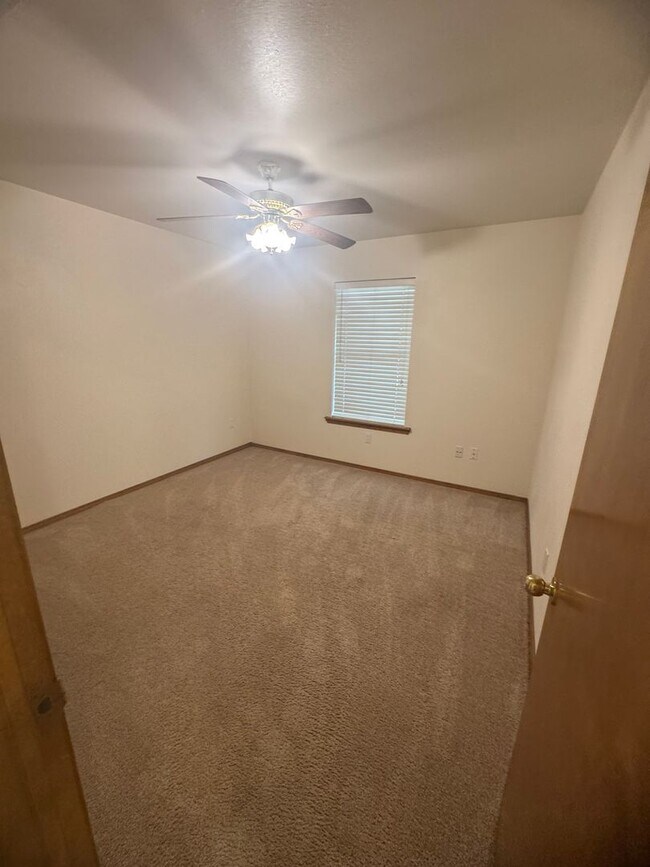 Building Photo - 3Bd 2Bth Home in the Sought-after Colonial...