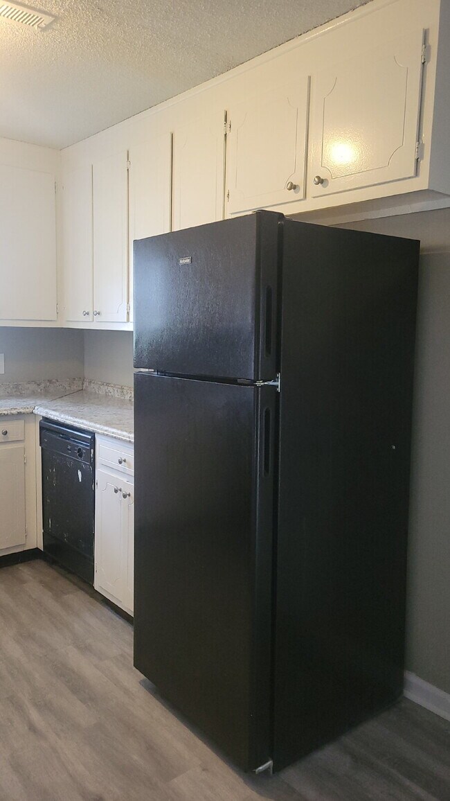 Building Photo - 1 month free Section 8 accepted Spacious 2-Bed, 2-Bath Sanctuary in Huntsville – Your Ideal Retre...