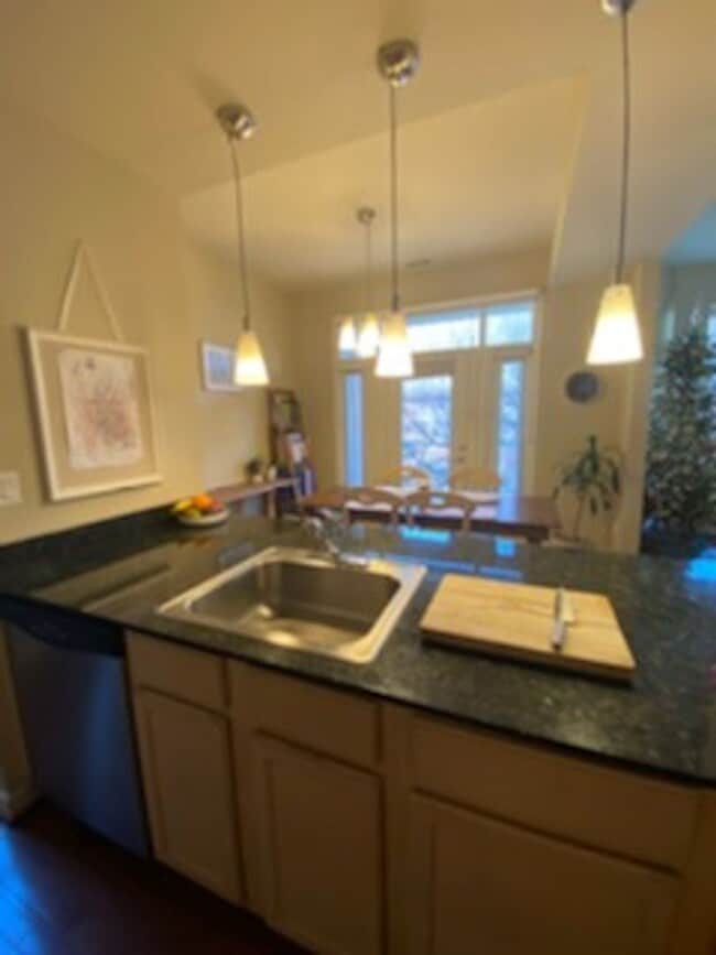 Building Photo - 627 Clara Ave