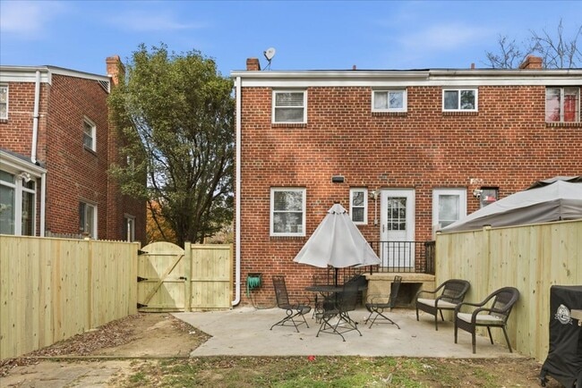 Building Photo - 3 BR | 1 BA | 864Sqft | Newly Fenced Yard