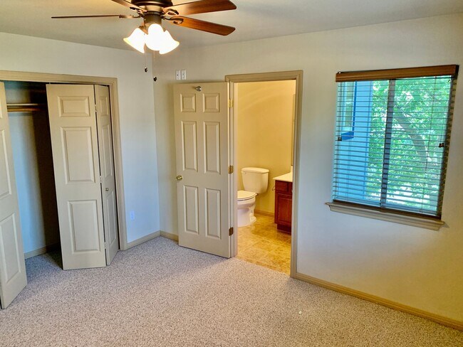 Building Photo - Beautiful 2 Bed/2.5 Bath Home in Round Roc...