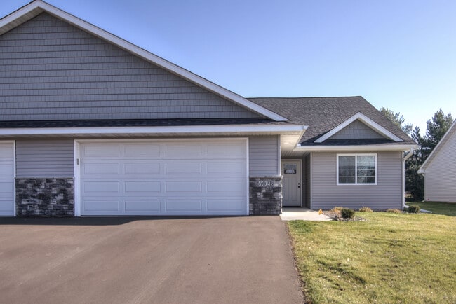 Building Photo - 3 Bedroom Town Home