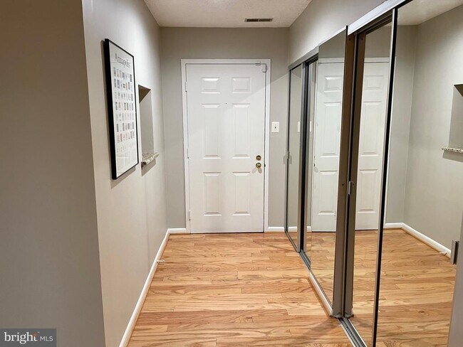 Building Photo - 7 Friendswood Ct