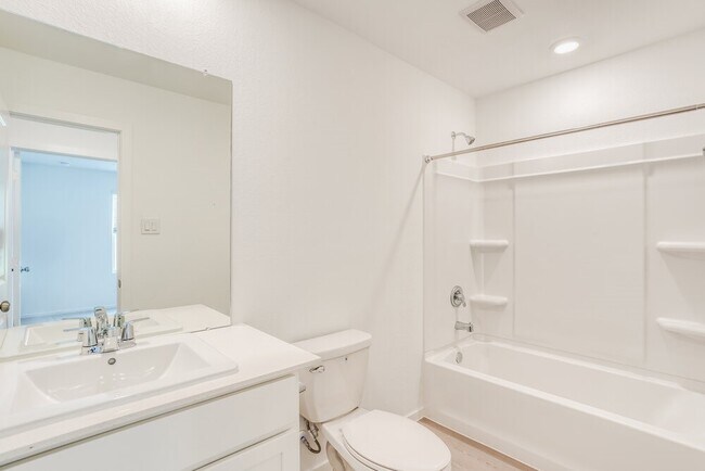 Building Photo - 2300 Plantation Dr