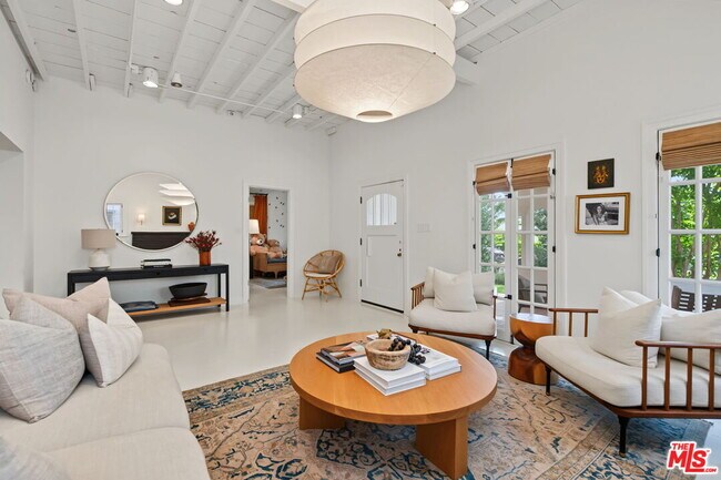 Building Photo - 348 N Citrus Ave