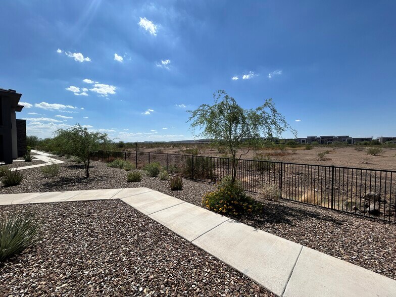 Building Photo - 2121 W Sonoran Desert Dr