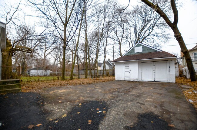 Building Photo - 6bd 2ba house | PLEX Neighborhood | Off st...