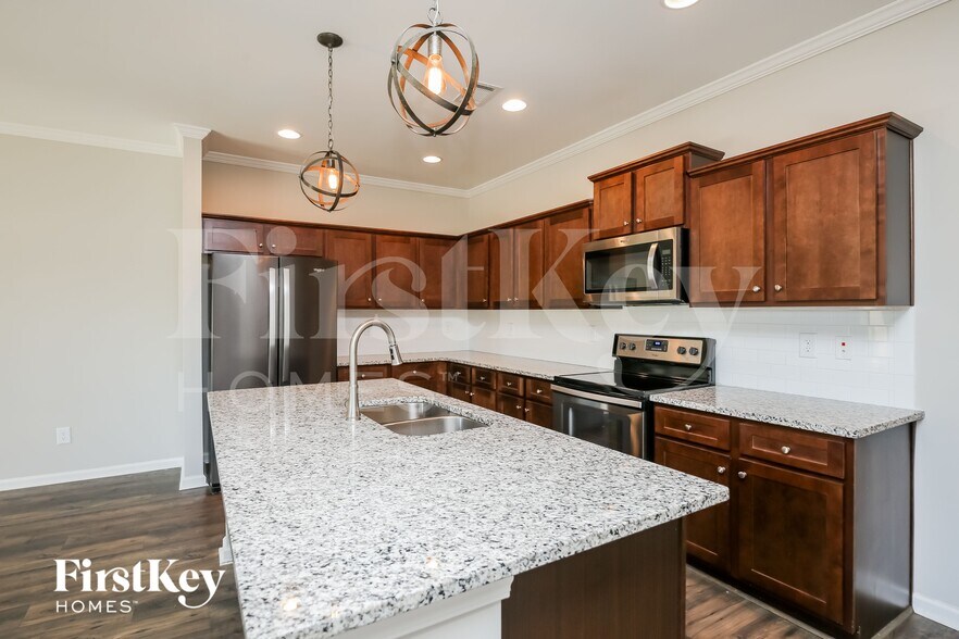 Building Photo - 122 Candler Park Dr