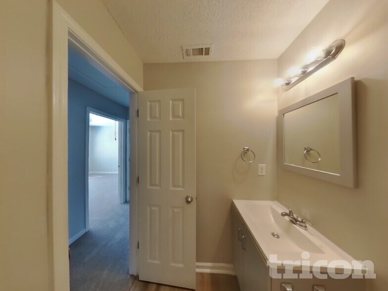 Building Photo - 6262 Canoe Trce