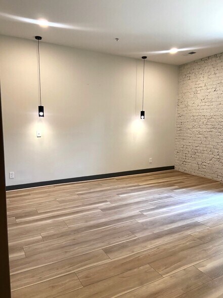 Building Photo - 2018 Morris Ave