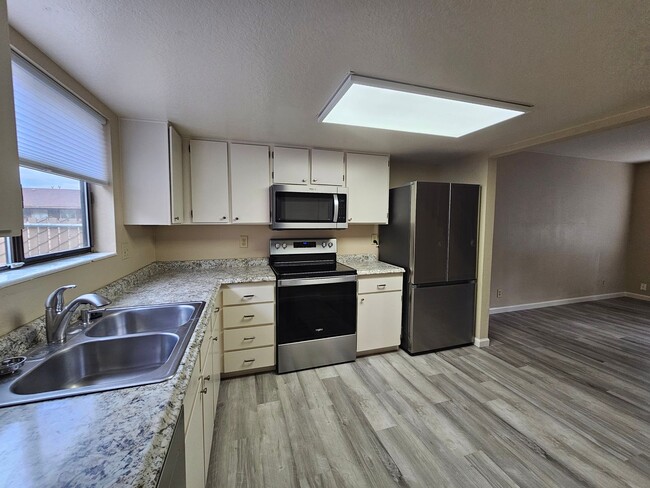 Building Photo - Immaculate 2 Bedroom Unit - Close to UNR!
