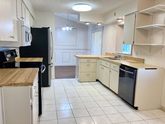 Building Photo - Available soon! 2 bedroom, 1.5 bath home w...