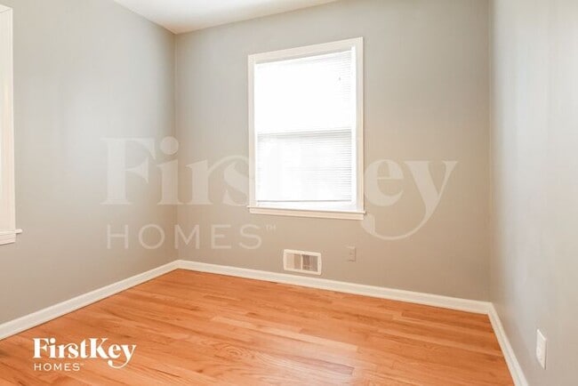 Building Photo - 9648 Roe Ave