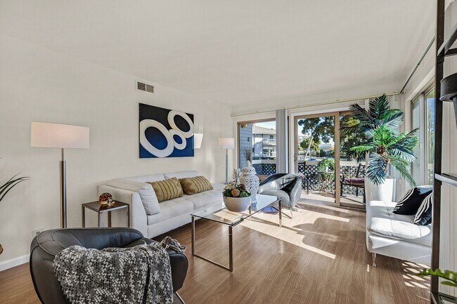 Building Photo - Bright and modern one bedroom one bathroom...